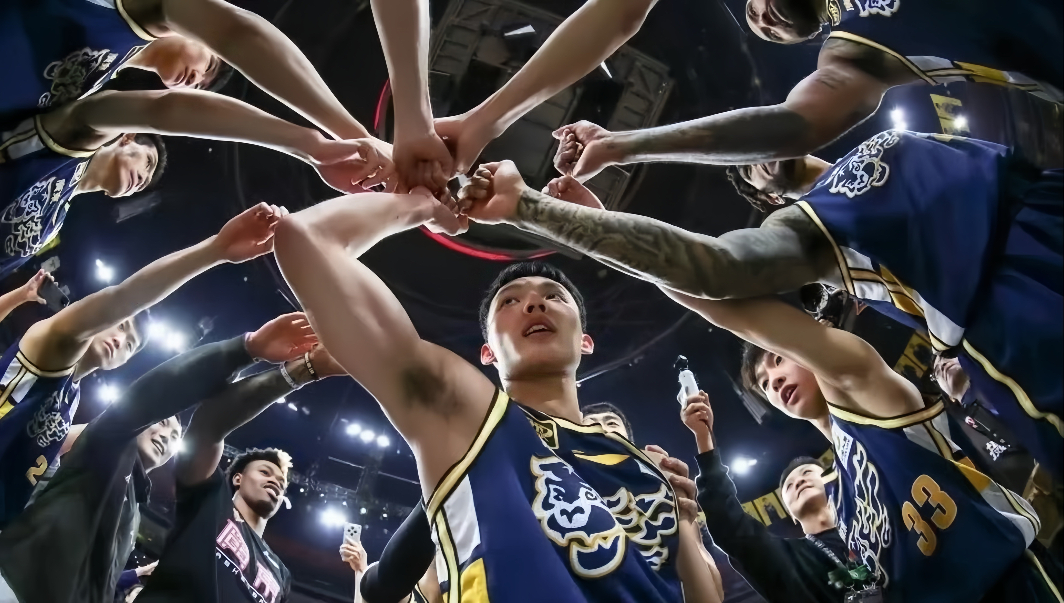 IM体育app-竞技场热闹：球队强强对战观众热烈支持