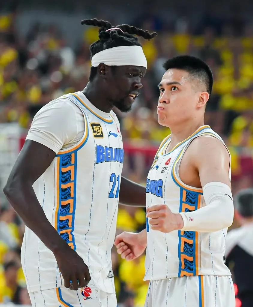 北京队在比赛中获得胜利，稳固领先优势