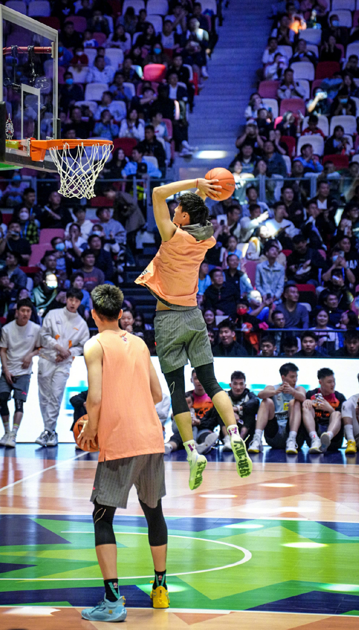 IM体育官网入口-真实篮球赛场扣篮得分令球迷惊艳