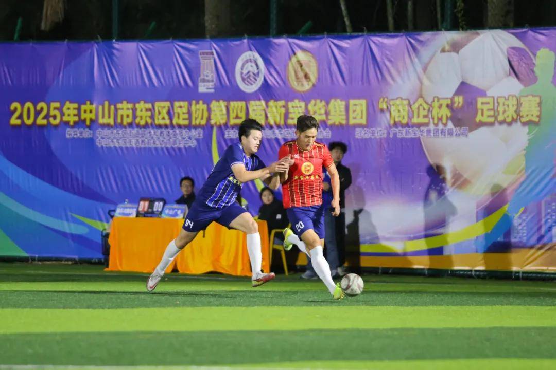 足球盛事掀起观众狂热，场上实力对决激情澎湃！